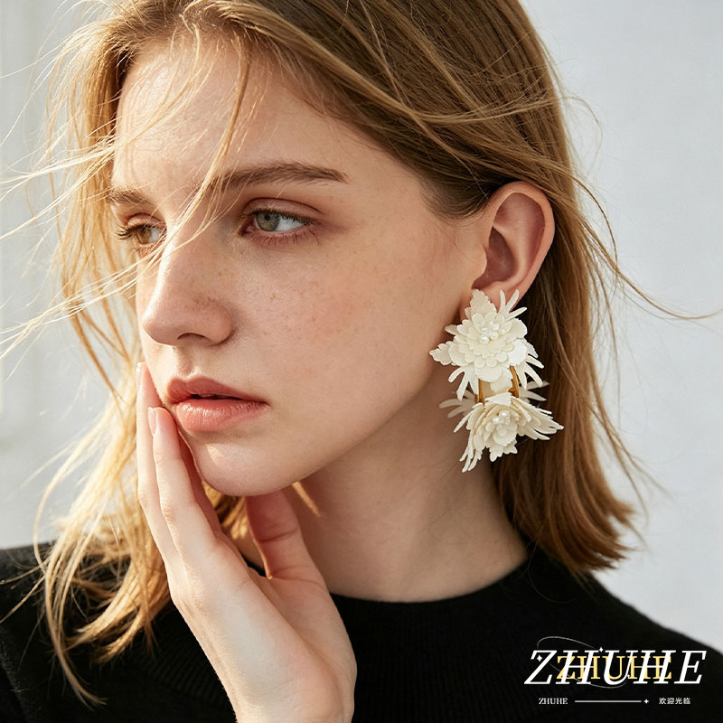 Men Accessories Aesthetic - أقراط زهرية بيضاء جذابة مصنوعة من